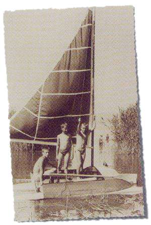 So beginnen Träume: Peter (am Mast) mit Freunden auf 
seinem selbstgebauten Segel-Pedalo am Murtensee